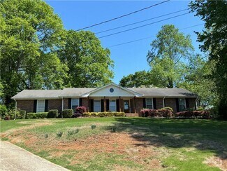 Building Photo - 3235 Poplar Dr