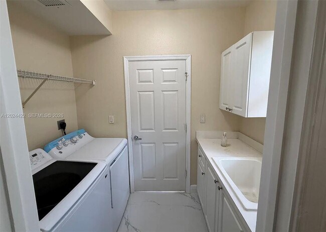Foto del edificio - 6542 Hidden Cove Dr
