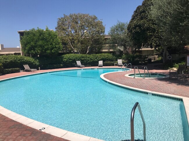 Foto del edificio - 6542 Ocean Crest Dr