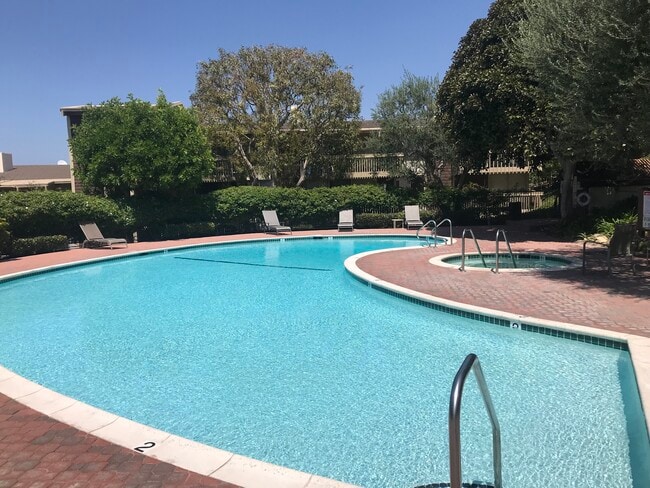 Building Photo - 6542 Ocean Crest Dr