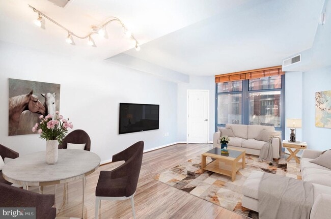 Photo - 1021 N Garfield St Apartment