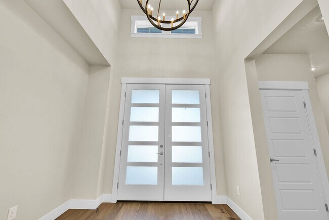Foto del edificio - Coming Soon! Newer Custom built home with lots of upgrades and community pool!!