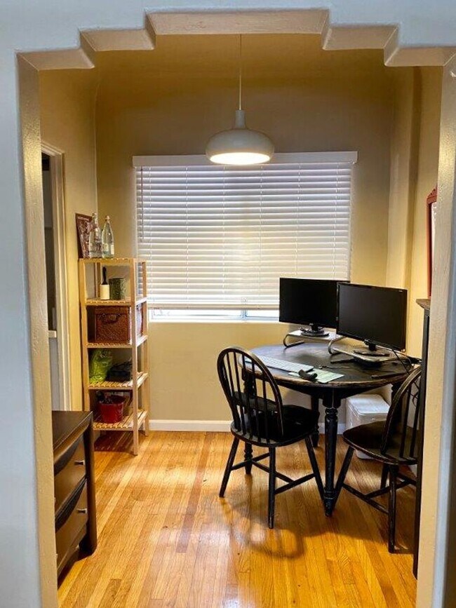 Foto del edificio - Upstairs 1 bedroom 1 bathroom apartment - ...