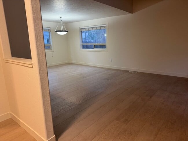 Building Photo - MOVE IN SPECIAL $1000 OFF FIRST MONTHS RENT / Family home just across from Pine Ridge elementary