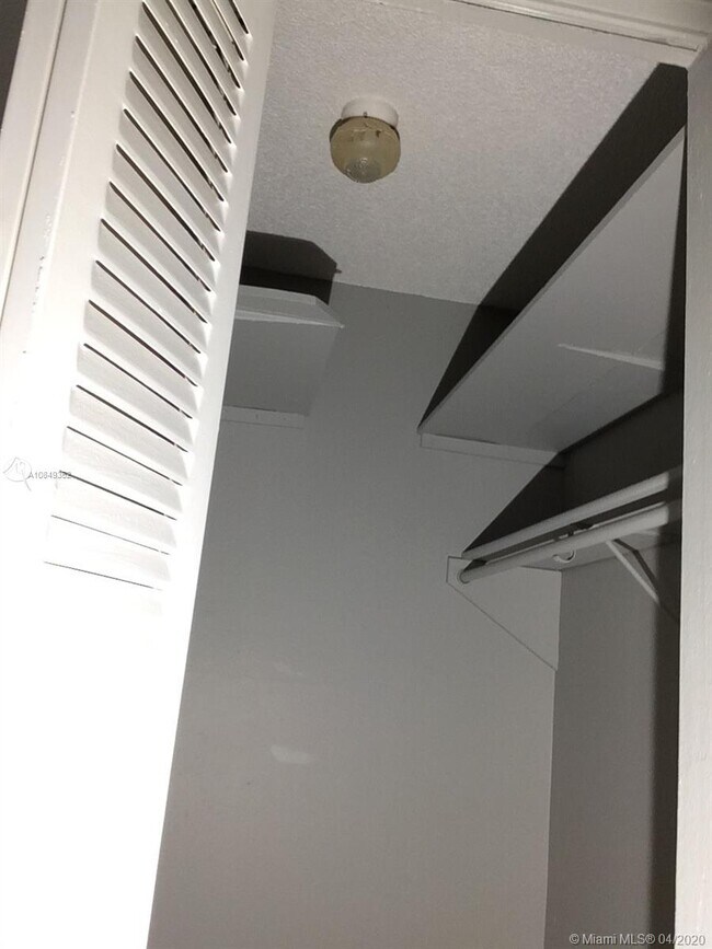 Foto del edificio - 1825 W 44th Pl