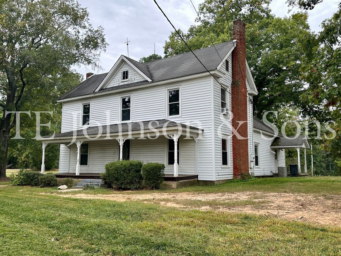 Primary Photo - Charming Kernersville Farmhouse with Rocki...