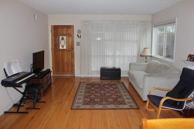 Building Photo - STATELY 3 Bed/2 Bath Home in Excellent, Qu...
