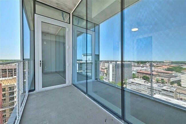 Foto del edificio - 313 W 17th St