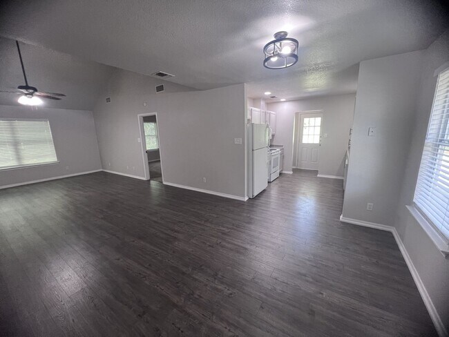 Foto del edificio - 2242-2244 Eastman Ave