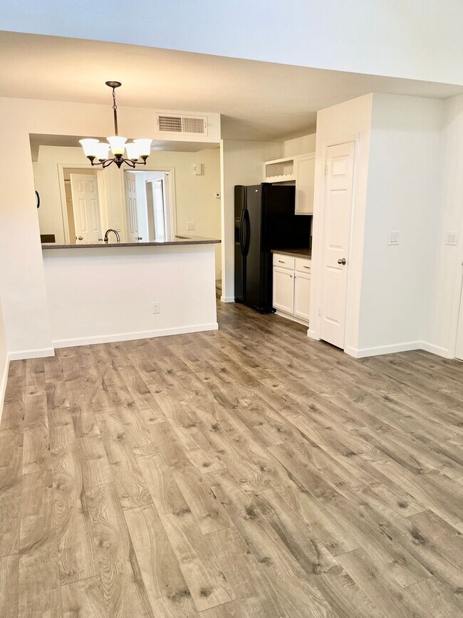 Building Photo - Beautiful updated condo!