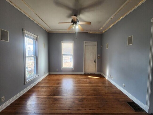 Building Photo - Charming 2 bedroom, 1 bathroom home