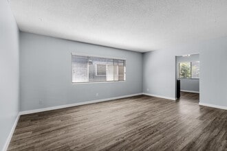 Building Photo - 539 E 11th St