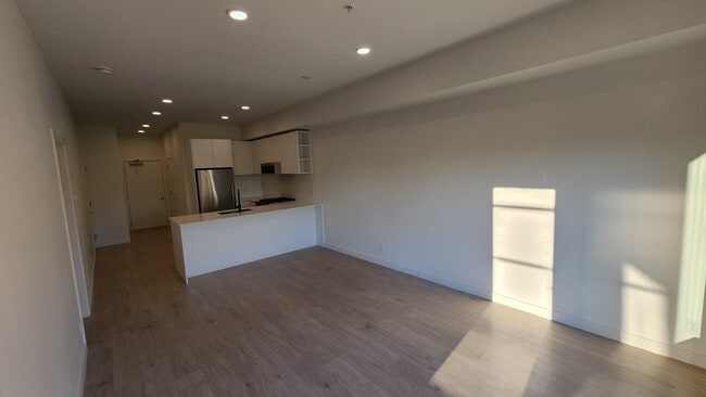 Building Photo - 2345 Rindall Av