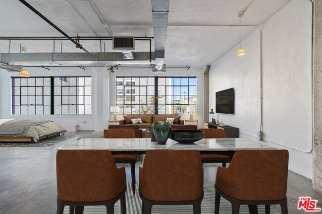 Foto del edificio - 315 E 8th St