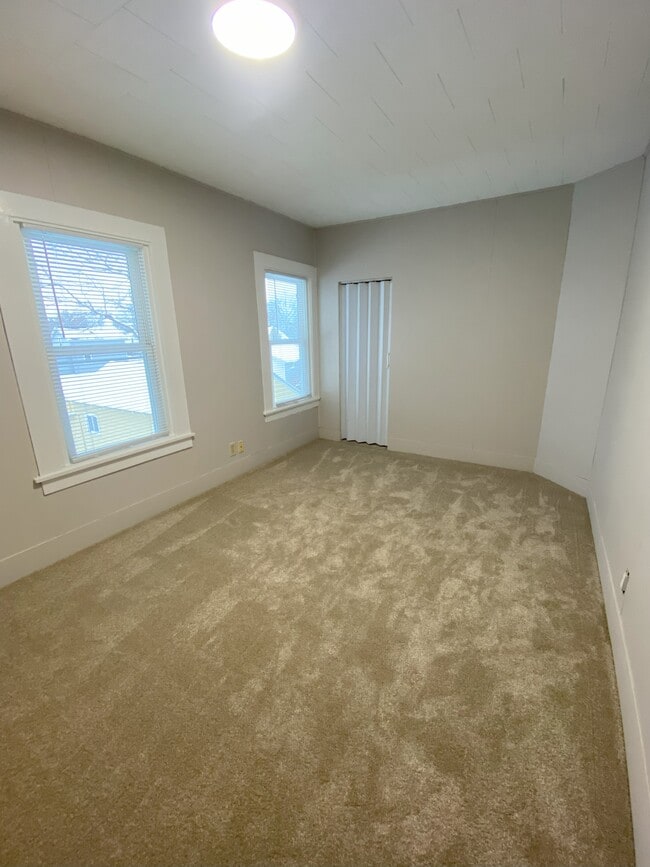 Dormitorio - 511 E Franklin St