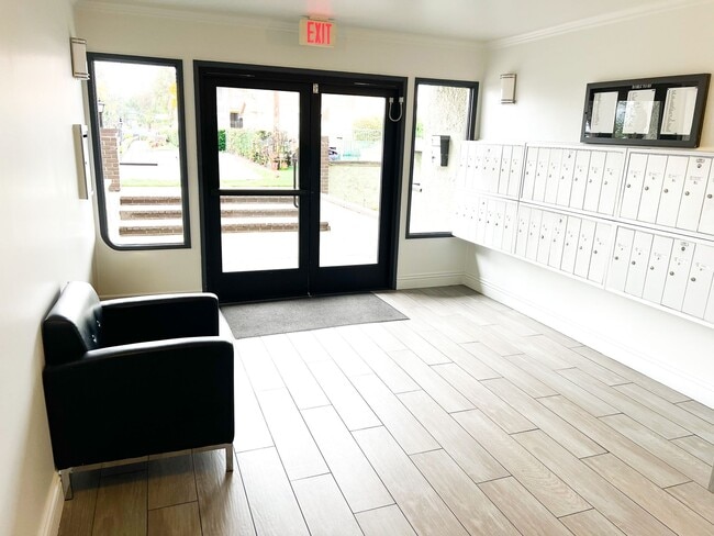 Building Photo - 11018 Moorpark St