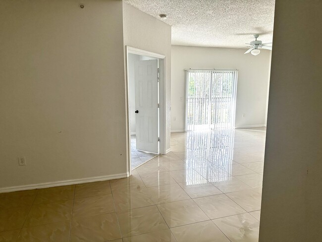Building Photo - 340 Crestwood Cir