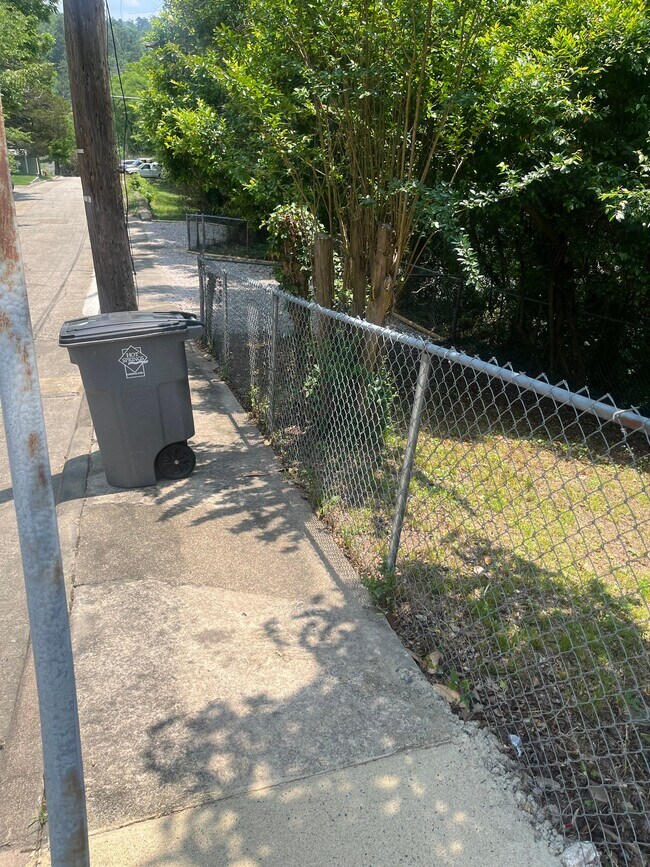 Building Photo - 167 Crest St