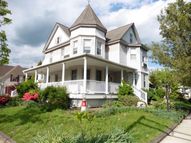 Primary Photo - 609 McLean Ave