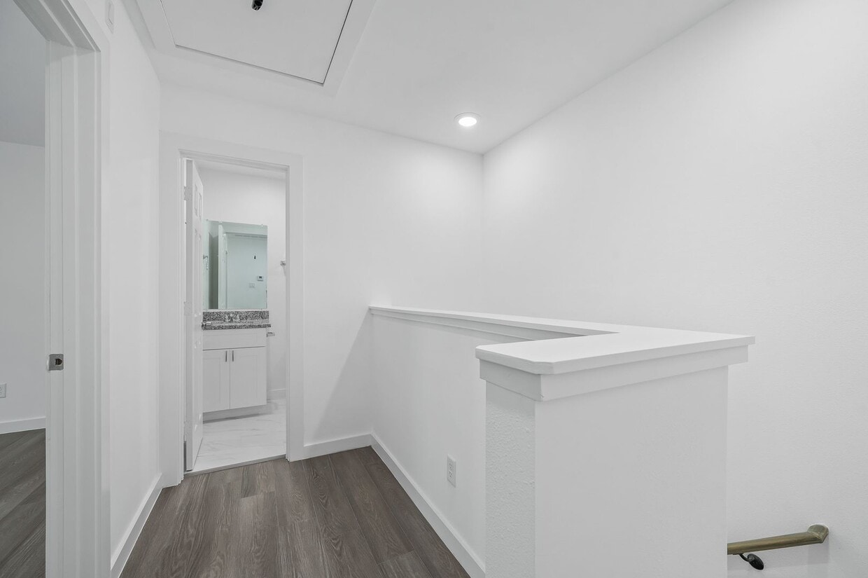 Building Photo - Brand new unit