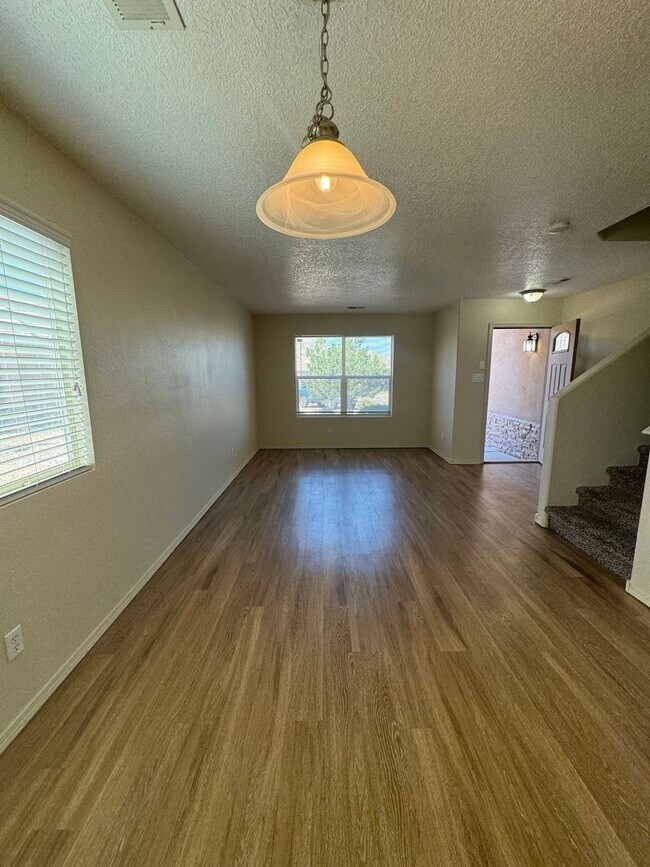 Building Photo - 4 bed 2.5 bath 2575 sq ft home. Stunning B...
