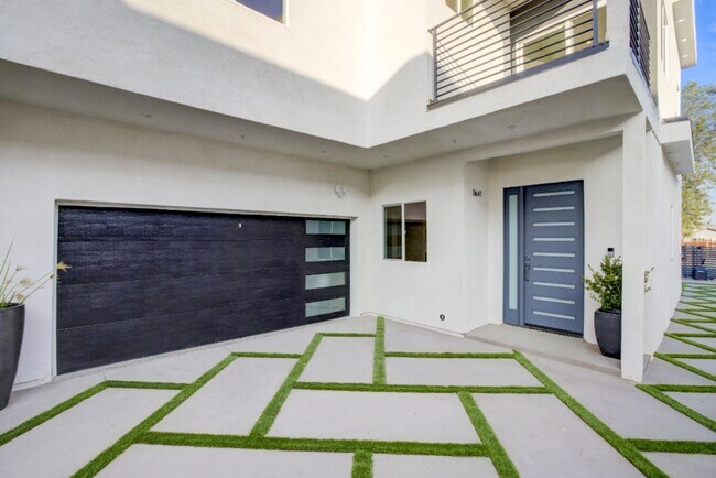 Building Photo - 5641 Riverton Ave