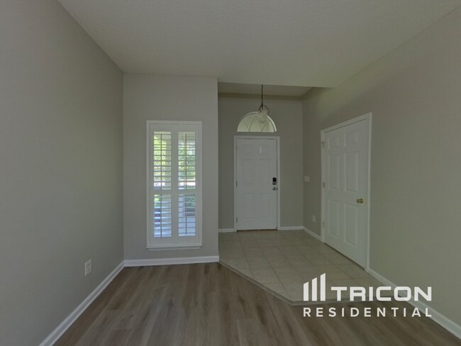 Foto del edificio - 582 Summer Breeze Dr N