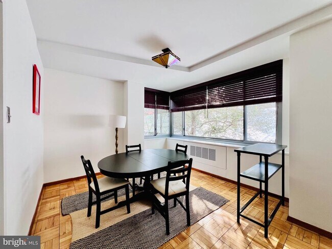 Foto del edificio - 4200 Cathedral Ave NW