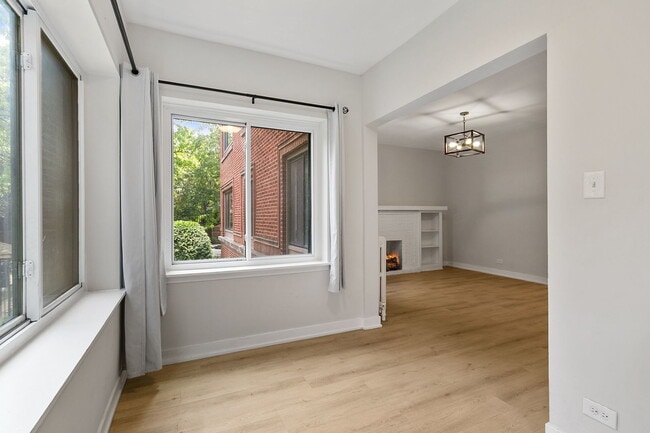 Building Photo - 918 W Sunnyside Ave