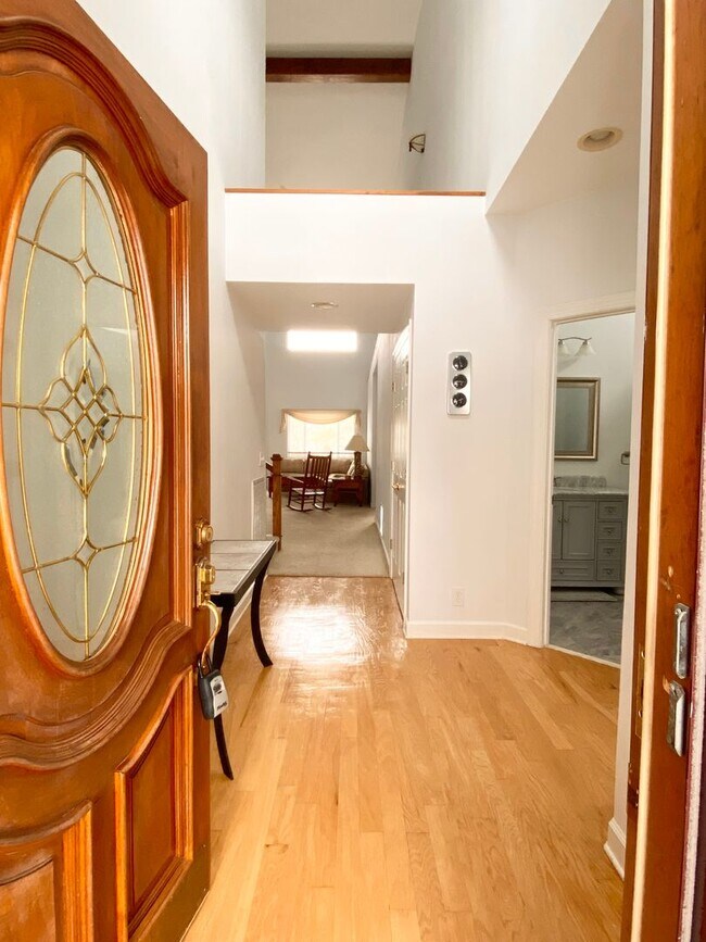 Foto del edificio - FULLY-FURNISHED GORGEOUS TOWNHOME!