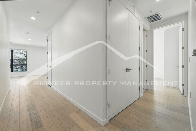 Building Photo - Spacious Condo with Central AC and Parking!