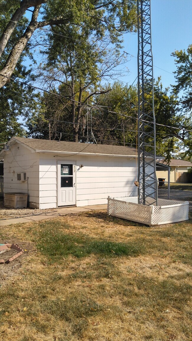 Building Photo - 317 W Elm St