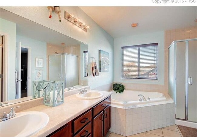 Baño principal, actualmente pintado del mismo color que la sala de estar principal. - 16637 Elk Valley Trail