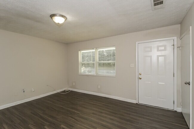 Foto del edificio - 599 Plainville Dr SW