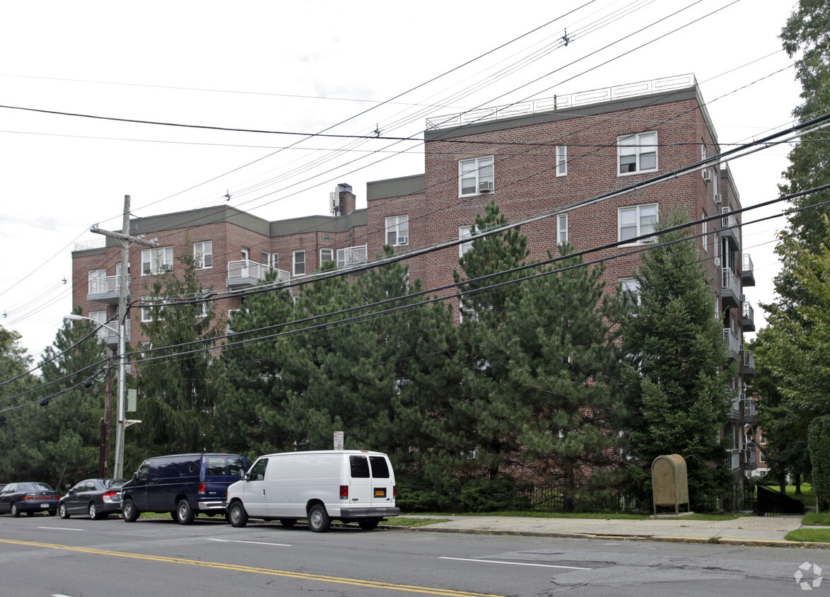 Building Photo - Wykagyl Country Club Apartments