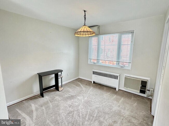 Foto del edificio - 10413 Montrose Ave