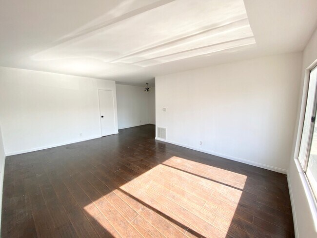 Building Photo - 8115 Romaine St