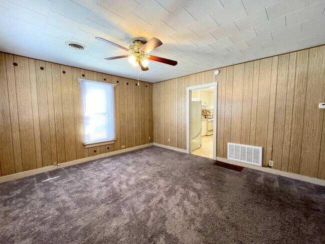 Building Photo - 2 Bed 1 Bath with 1-Car Detached Garage