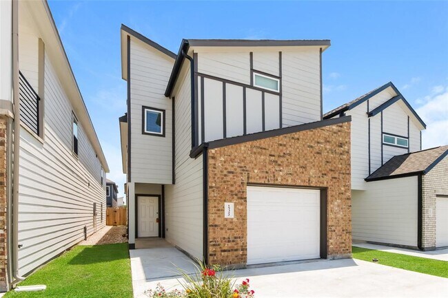 Building Photo - 15322 Estrella Rd W