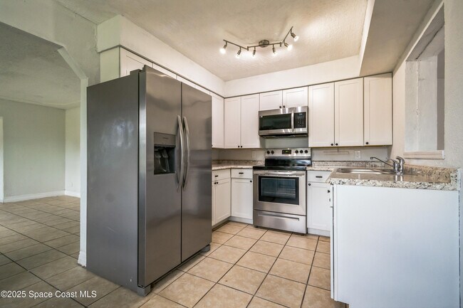 Foto del edificio - 3312 Plummer Cir