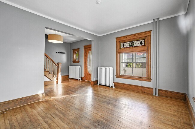 Building Photo - Beautiful 4BR 2 Bath House Available Early...