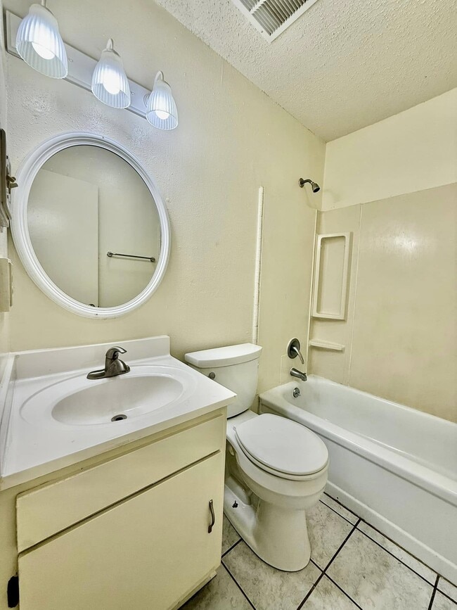 Building Photo - 1620 Newport Pl