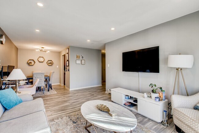 Building Photo - 879 Trace Dr