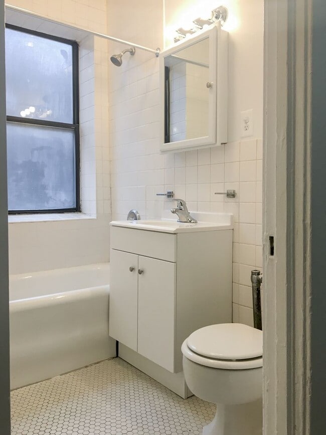 Building Photo - 531 W Briar Pl