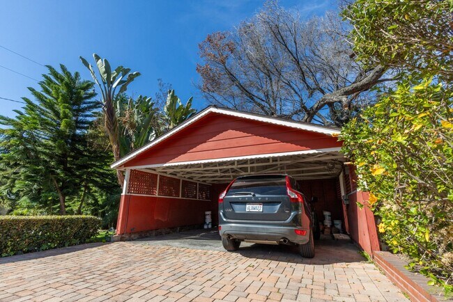 Building Photo - 703 Manzanita Ave