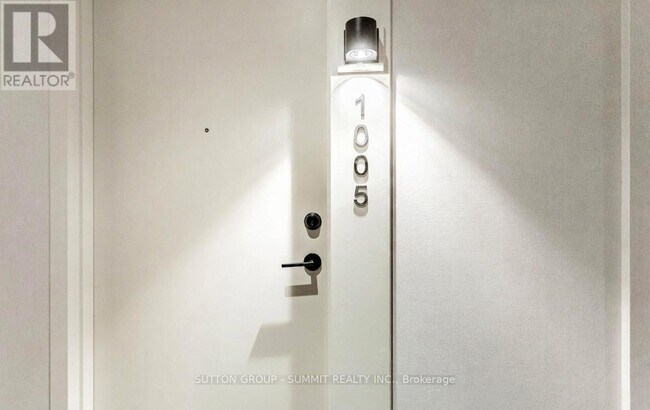 Photo du bâtiment - 8010 Derry Rd W