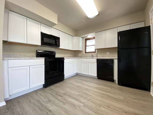 Foto del edificio - 3 Bedrooms 2 Full Bathrooms Finished Basem...