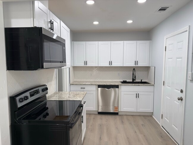 Foto del edificio - 1701 E 39th St