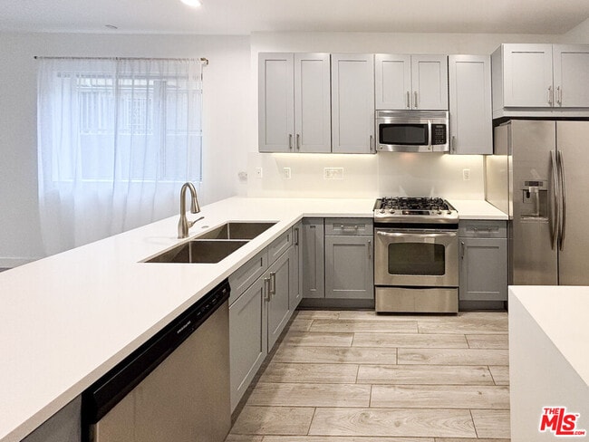 Foto del edificio - 6001 Carlton Way