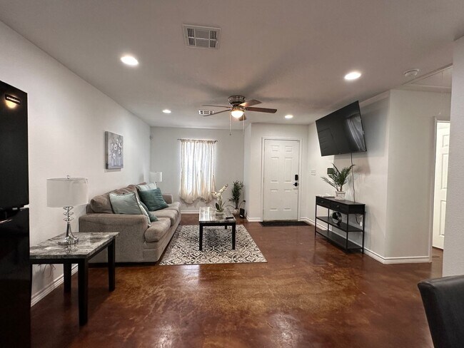 Building Photo - Beautiful and Spacious 2/2 North LC